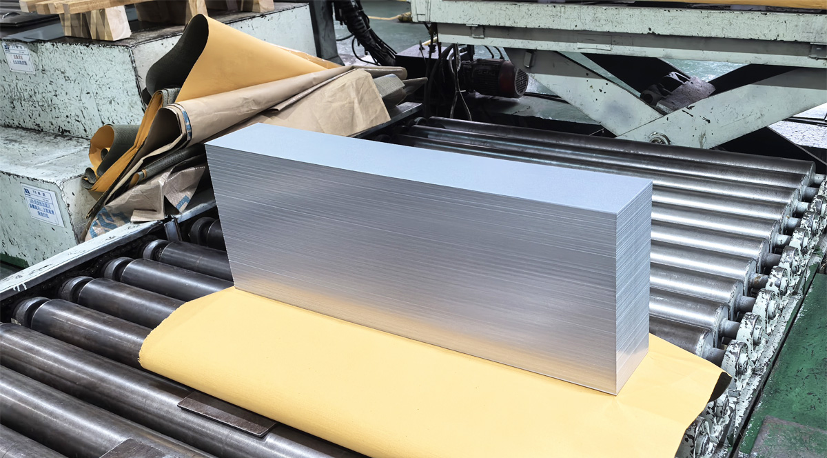 What are the application areas and advantages of 304/316L stainless steel plates?